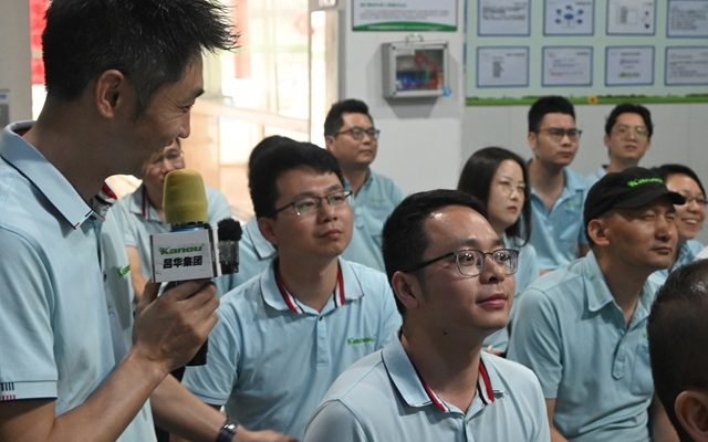 汪经理正在向一位同事提问