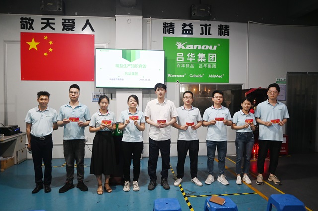 获奖同事与汪经理一起合照